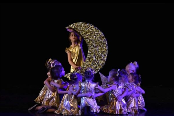 tancerki w złotych strojach