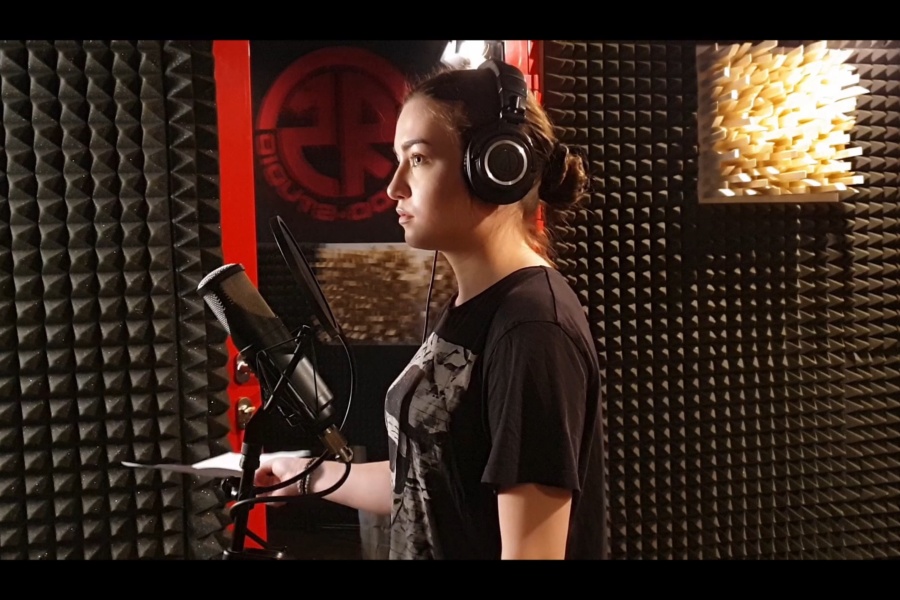 młoda wokalistka przed mikrofonem