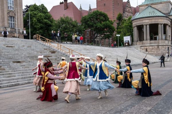 grupa ludzi w strojach ludowych