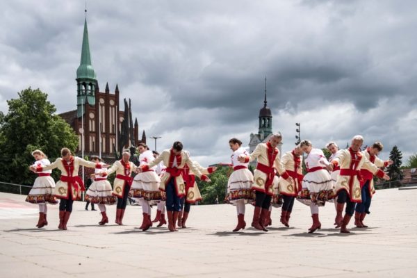 grupa ludzi w strojach ludowych