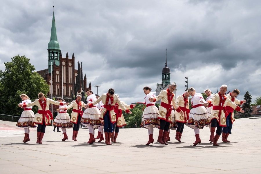 grupa ludzi w strojach ludowych