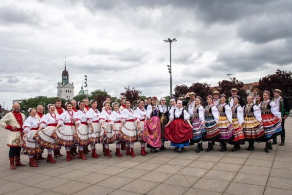 grupa ludzi w strojach ludowych