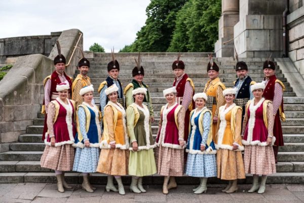 grupa ludzi w strojach ludowych