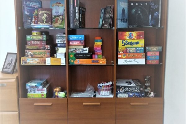 regał wypełniony grami planszowymi