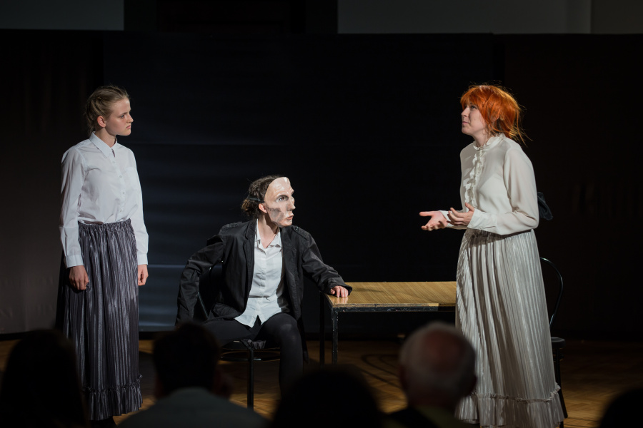 młodzi aktorzy na scenie