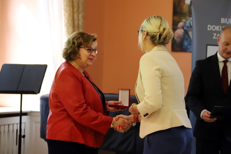 Dyrekto Pałacu Młodzieży odbiera honorową odznakę