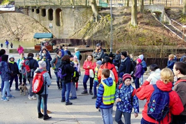 grupa dzieci przy starym wiadukcie