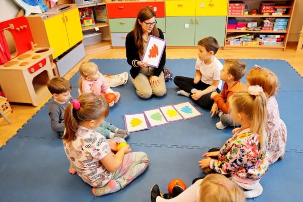 nauczycielka w otoczeniu dzieci