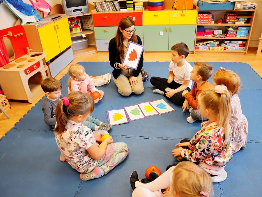 nauczycielka w otoczeniu dzieci