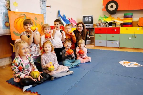 dzieci pozujące do zdjecia