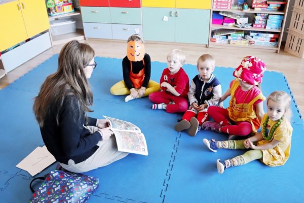 nauczycielka w otoczeniu dzieci