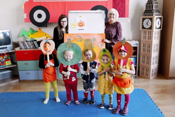 nauczycielka w otoczeniu dzieci z nauczycielkami