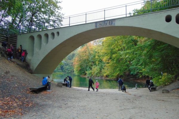 dzieci i dorośli, brzeg jeziora, stary wiadukt,