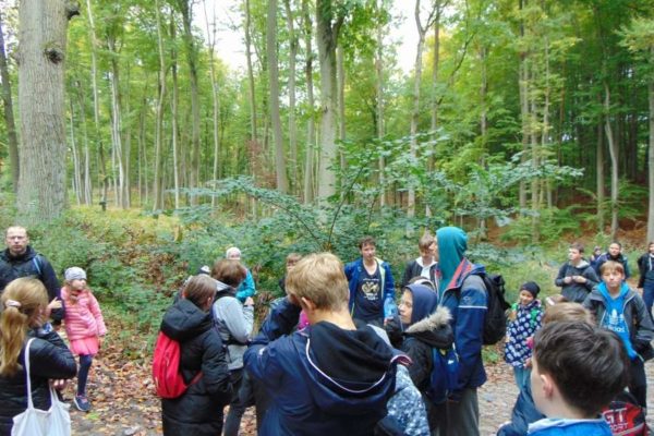 uczestnicy rajdu słuchają legendy o trzech braciach