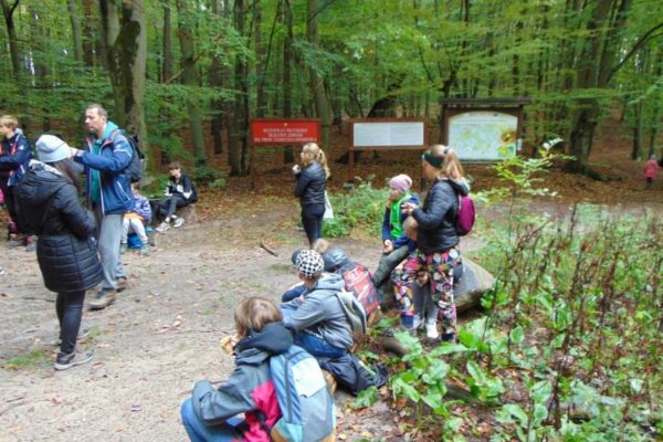 uczniowie odpoczywają na polance