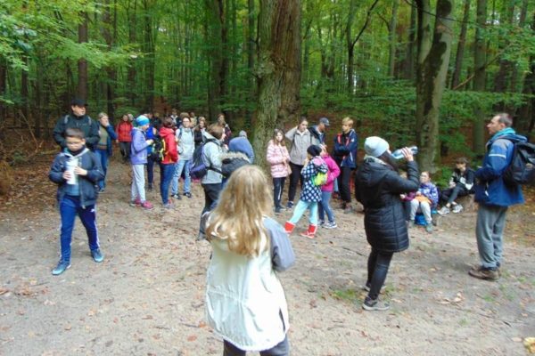 grupa uczniów przed dębem Myśliwych