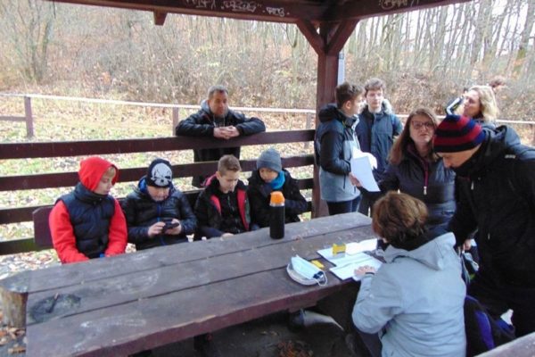 Wiata, dzieci siedzą przy stole, odpoczywają