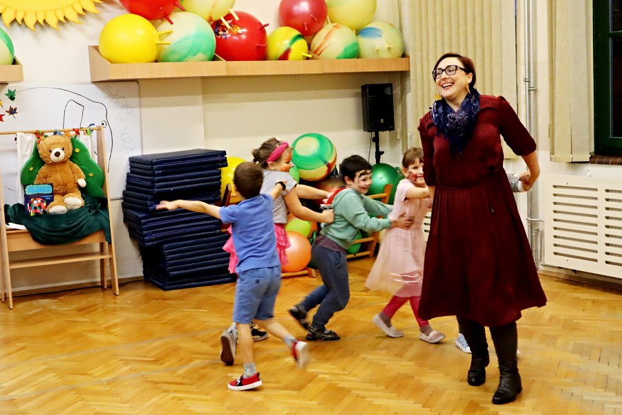 grupa dzieci podczas zabawy z nauczycielką