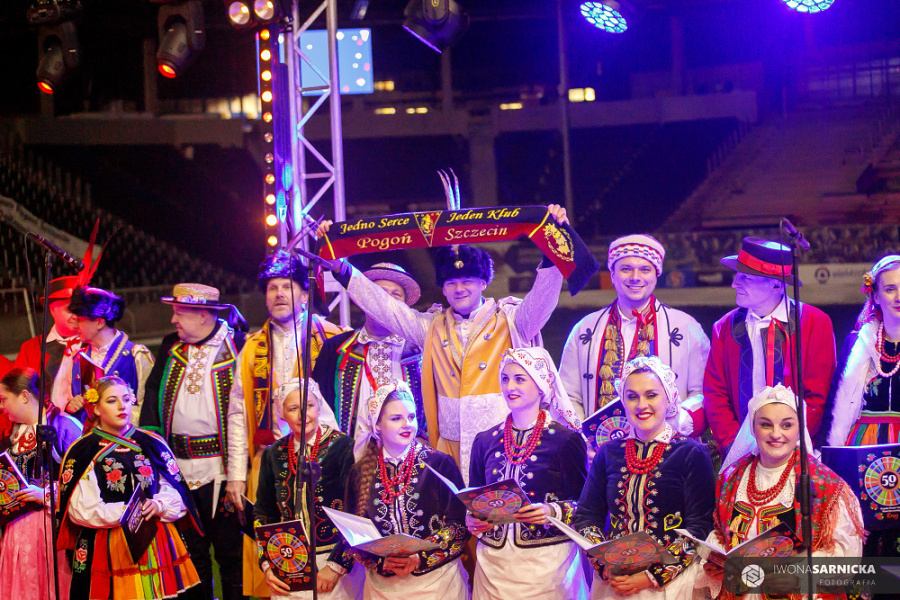 ludzi w strojach ludowych podczas koncertu