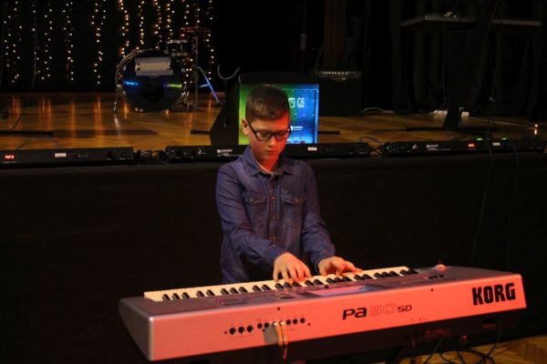 chłopiec grający na keyboardzie