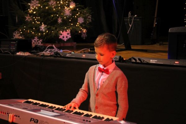 chłopiec grający na keyboardzie