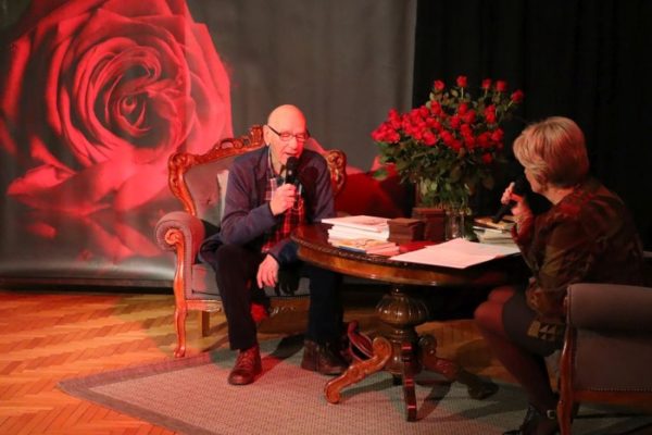 kobieta prowadząca rozmowę z mężczzną siedzą przy stoliku