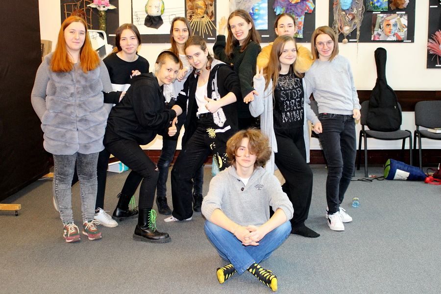 grupa młodzieży pozuje do zdjęcia