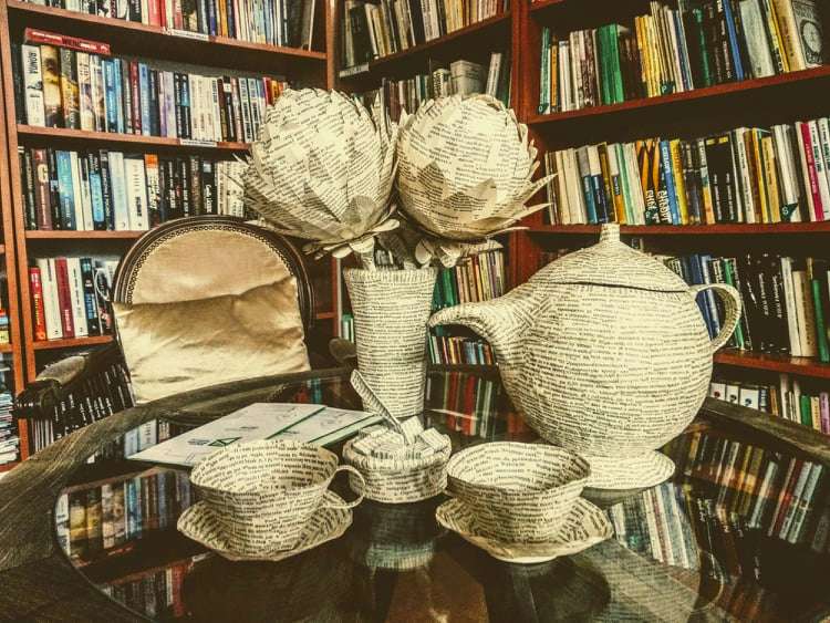 papierowe ozdoby na stoliku