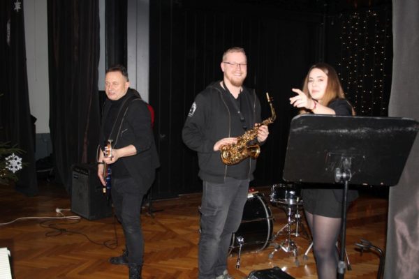 zespoł muzyczny grający na scenie