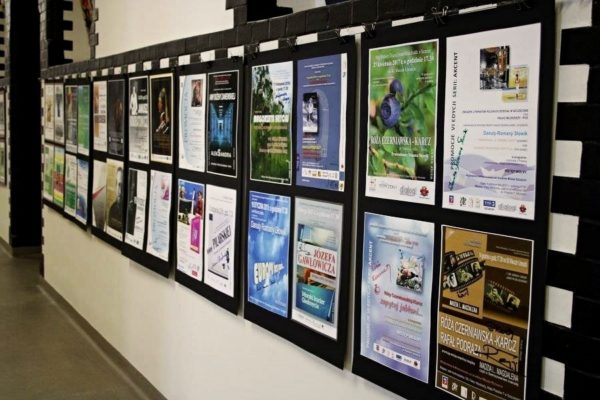 wystawa plakatów na korytarzu