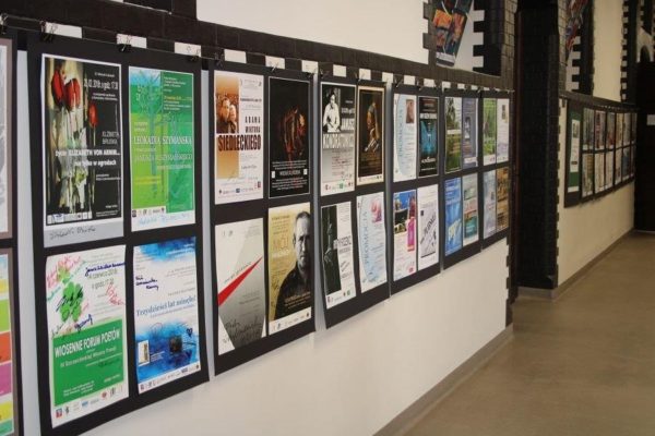 wystawa plakatów na korytarzu