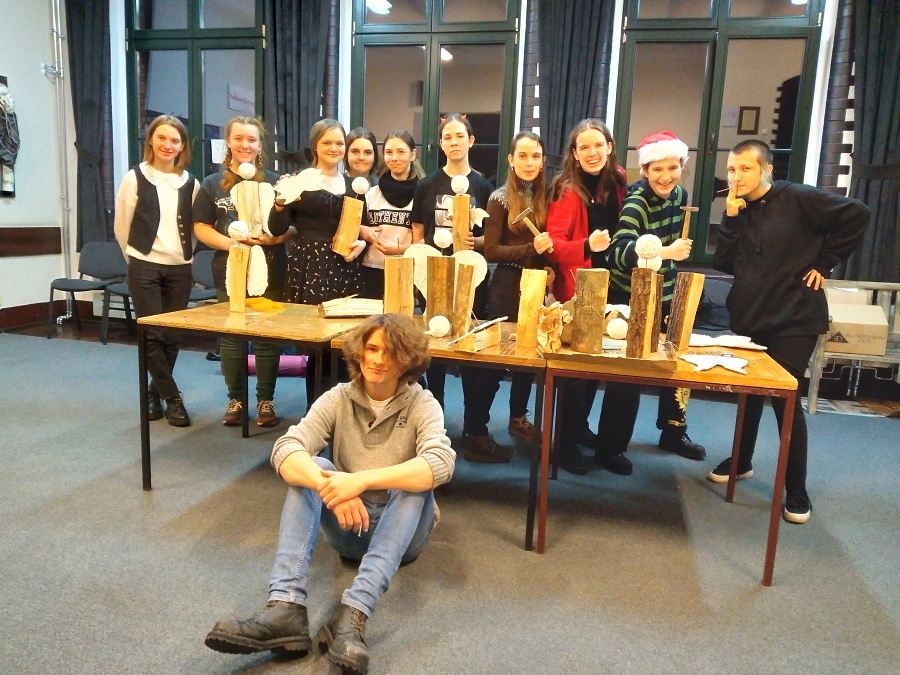 grupa młodzieży pozuje do zdjecia