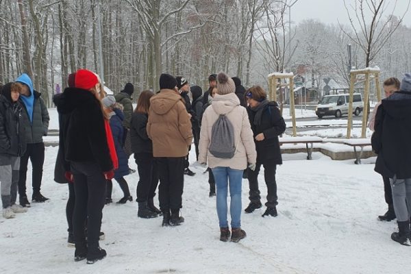 grupa młodzieży w zimowej scenerii