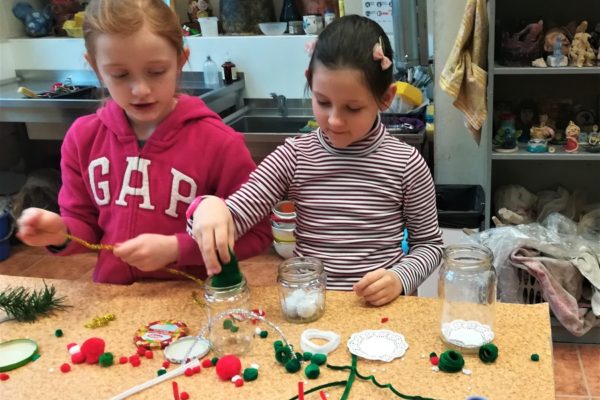 Dwie dziewczynki tworzące ozdoby.