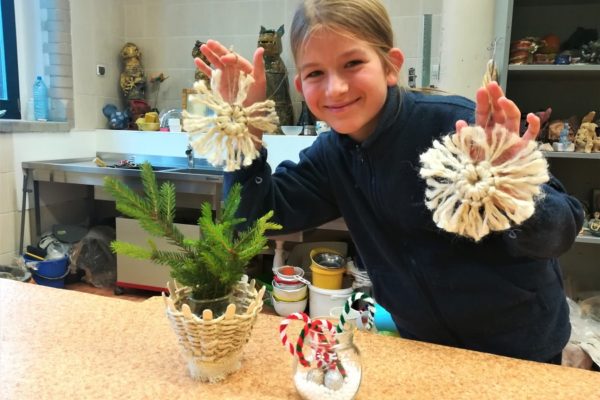 Dziewczynka prezentująca ozdoby swiąteczne