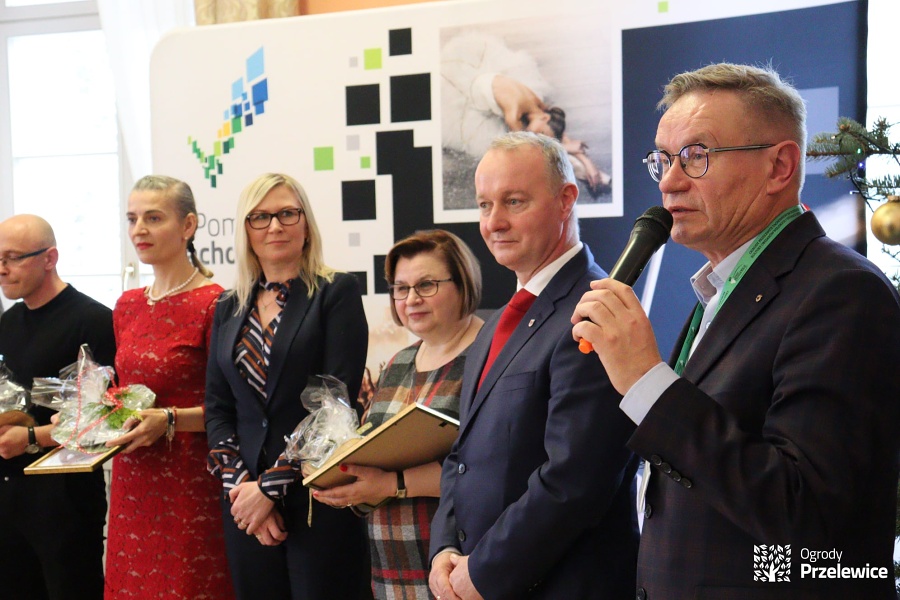 grupa ludzi pozuje do zdjęcia