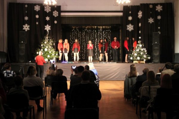 grupa młodzieży na scenie w czerwonych bluzkach