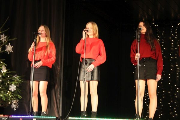 grupa młodzieży na scenie w czerwonych bluzkach