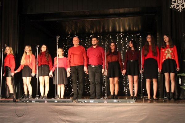 grupa młodzieży na scenie w czerwonych bluzkach