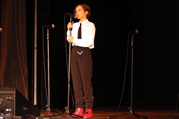 dziewczyna na scenie z mikrofonem