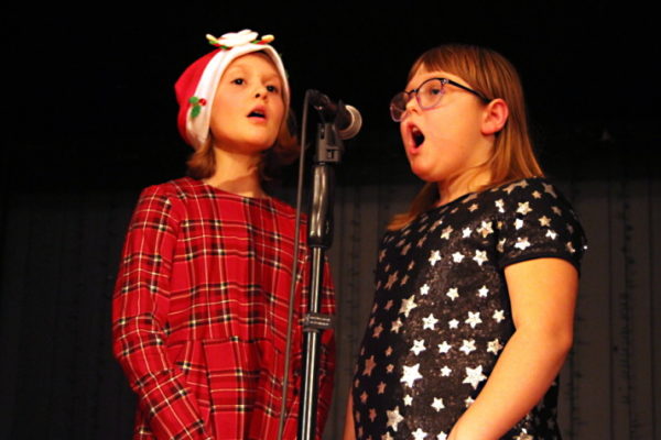 dwie dziewczynki przy mikrofonie