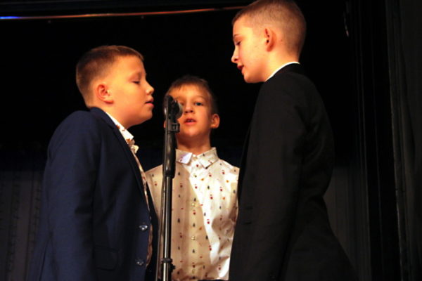 grupka dzieci przy mikrofonie