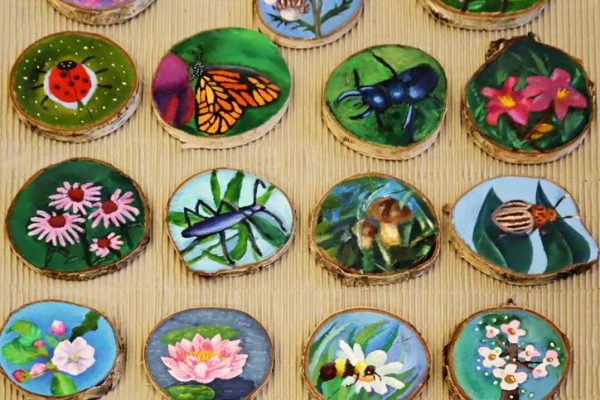 plastry drewna pomalowane przez uczestników pracowni