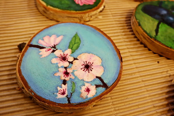 plastry drewna z namalowanymi roślinami i owadami