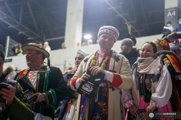 ludzi w strojach ludowych