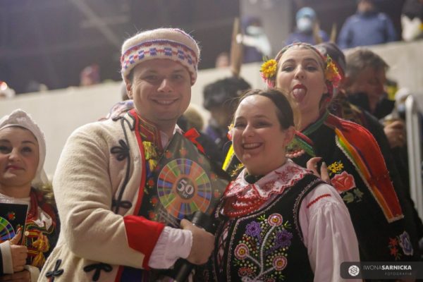 ludzi w strojach ludowych pozuje do zdjęcia