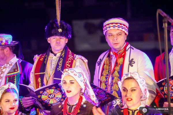 ludzi w strojach ludowych podczas koncertu