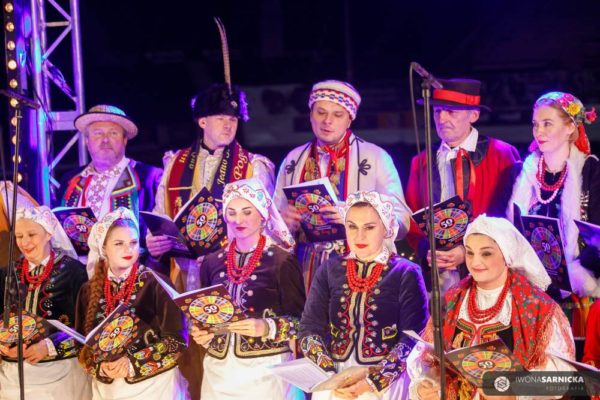 ludzi w strojach ludowych podczas koncertu