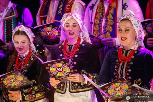 ludzi w strojach ludowych podczas koncertu