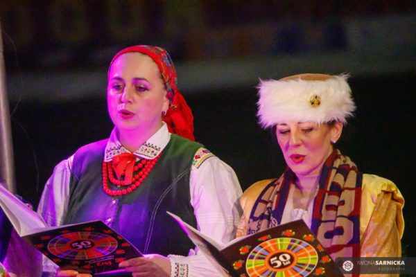 dwie kobiety w strojach ludowych